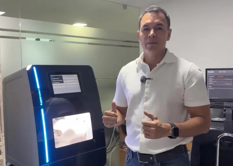 Juan Felipe Serna junto a la fresadora Ceramill Motion 3 en el laboratorio